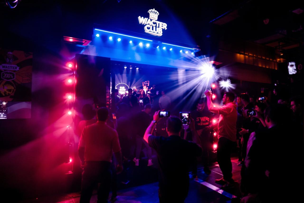 某顶流明星深夜现身机场,与神秘异性同行引发热议